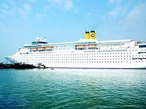 เรือท่องเที่ยวต่างชาติเข้าเทียบท่าเรือเจินเมยของเวียดนาม